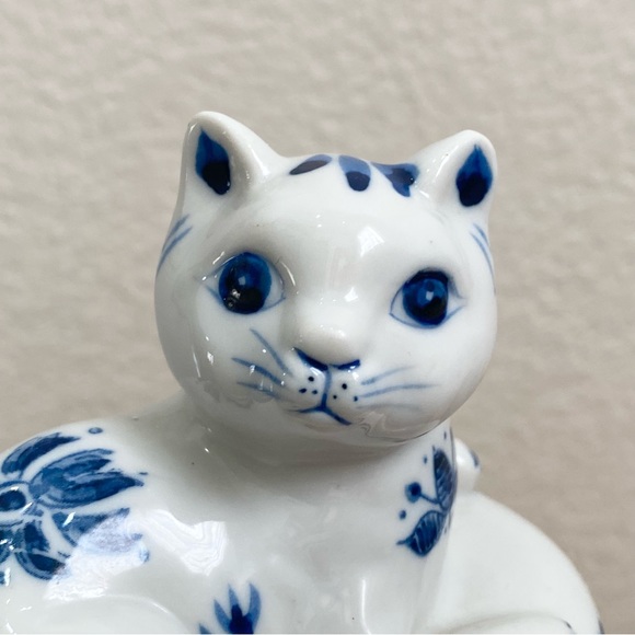 Vintage San Francisco Music Box Co. Blue & White Porcelain Musical Figurine - Picture 11 of 13